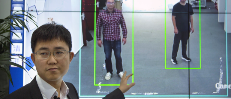 Китай представляет технологию распознавания походки для идентификации людей