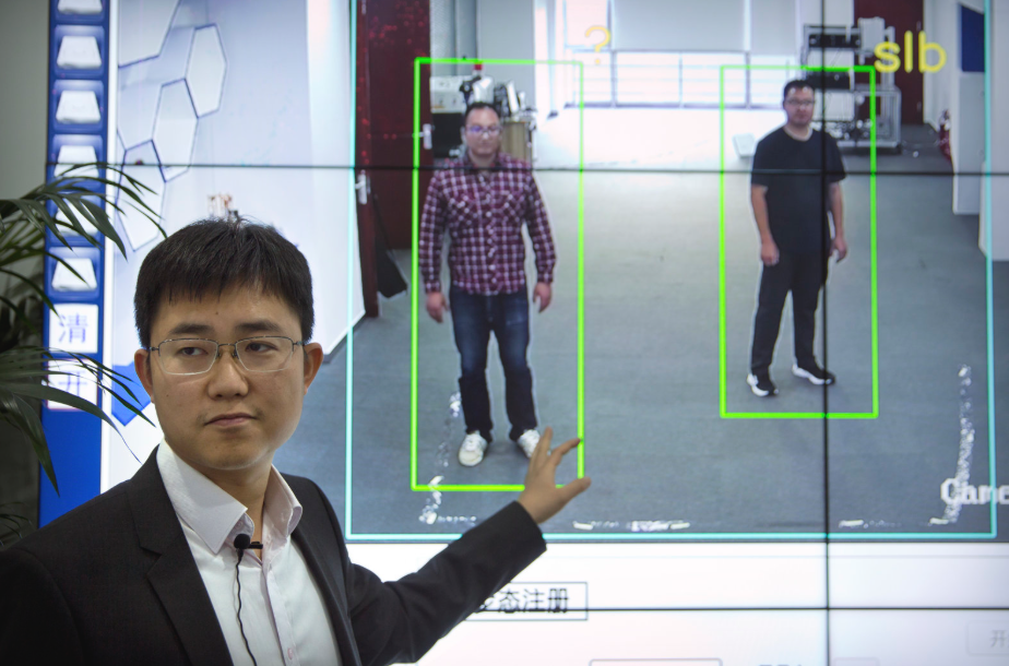 Китай представляет технологию распознавания походки для идентификации людей